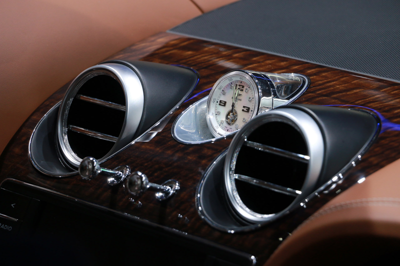 Illustration for article titled The Bentley Bentayga Has A Trunk Full Of Champagne And Diamonds In Its Clock